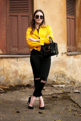Come indossare e abbinare una giacca da moto gialla: Combina una giacca da moto gialla con jeans aderenti strappati neri per una sensazione di semplicità e spensieratezza. Décolleté in pelle scamosciata neri sono una gradevolissima scelta per completare il look.