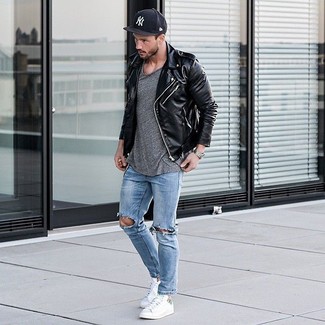Come indossare e abbinare jeans azzurri quando fa freddo: Abbina una giacca da moto in pelle nera con jeans azzurri per un look comfy-casual. Scarpe da ginnastica di tela bianche sono una validissima scelta per completare il look.