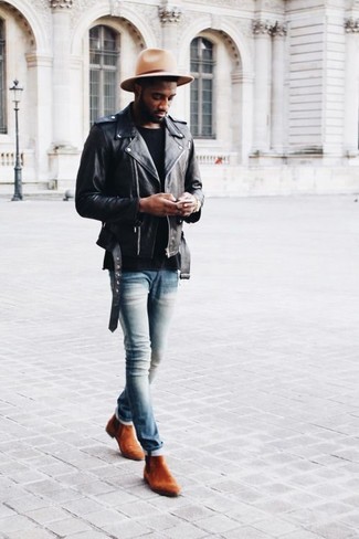 Quale jeans indossare con una giacca da moto nera e bianca in primavera 2025: Vestiti con una giacca da moto nera e bianca e jeans per un'atmosfera casual-cool. Un bel paio di stivali chelsea in pelle scamosciata terracotta è un modo semplice di impreziosire il tuo look. Una buona scelta per questa stagione primaverile!
