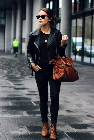 Come indossare e abbinare una giacca in pelle nera per una donna di 20 anni quando fa caldo: Mostra il tuo stile in una giacca in pelle nera con jeans aderenti neri per essere trendy e seducente. Perfeziona questo look con un paio di stivaletti in pelle leopardati marrone chiaro.