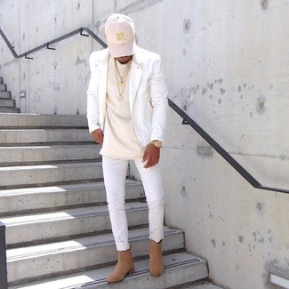 Quale jeans indossare con stivali chelsea beige in modo casual: Combina una giacca da moto in pelle bianca con jeans per un look comfy-casual. Stivali chelsea beige doneranno eleganza a un look altrimenti semplice.