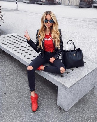 Come indossare e abbinare jeans strappati neri: Per un outfit della massima comodità, potresti abbinare una giacca da moto in pelle con borchie nera con jeans strappati neri. Sneakers basse rosse sono una gradevolissima scelta per completare il look.