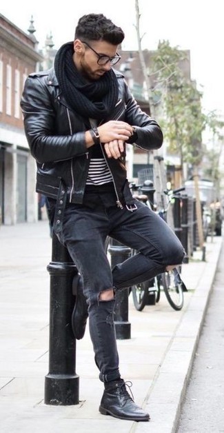 Quale stivali casual indossare con jeans neri per un uomo di 30 anni in autunno 2024: Mostra il tuo stile in una giacca da moto in pelle nera con jeans neri per un'atmosfera casual-cool. Sfodera il gusto per le calzature di lusso e scegli un paio di stivali casual. Questo, ovviamente, è l'outfit stupendo per questo autunno.
