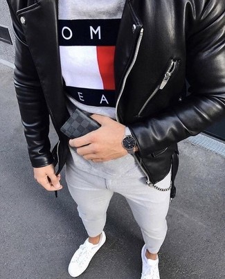 Come indossare e abbinare jeans aderenti grigi: Una giacca da moto in pelle nera e jeans aderenti grigi sono una combinazione perfetta da usare nel weekend. Scegli uno stile classico per le calzature e prova con un paio di sneakers basse in pelle bianche.