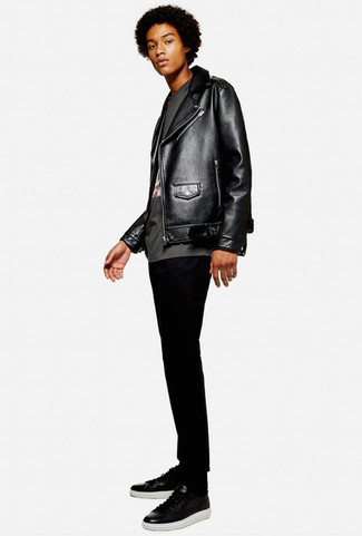 Come indossare e abbinare jeans neri con una giacca da moto in pelle nera: Scegli un outfit composto da una giacca da moto in pelle nera e jeans neri per un'atmosfera casual-cool. Sneakers basse in pelle nere sono una valida scelta per completare il look.
