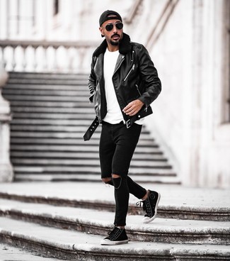 Quale jeans aderenti indossare con sneakers alte nere e bianche quando fa freddo: Indossa una giacca da moto in pelle nera con jeans aderenti per un outfit rilassato ma alla moda. Sneakers alte nere e bianche sono una buona scelta per completare il look.