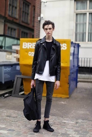 Quale giacca da moto indossare con jeans aderenti grigio scuro per un uomo di 17 anni in modo rilassato: Prova a combinare una giacca da moto con jeans aderenti grigio scuro per un'atmosfera casual-cool. Sneakers alte di tela nere sono una buona scelta per completare il look.