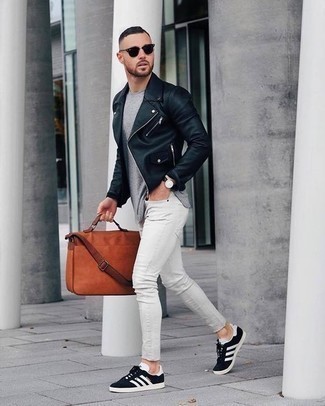 Quale jeans indossare con una giacca da moto nera per un uomo di 20 anni quando fa freddo: Opta per una giacca da moto nera e jeans per un'atmosfera casual-cool. Perfeziona questo look con un paio di sneakers basse di tela nere e bianche.