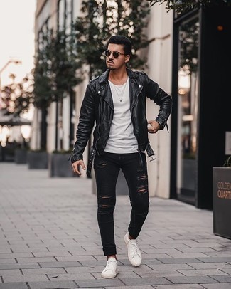 Come indossare e abbinare jeans strappati neri in modo rilassato: Combina una giacca da moto in pelle nera con jeans strappati neri per un look perfetto per il weekend. Sfodera il gusto per le calzature di lusso e opta per un paio di sneakers basse di tela bianche.