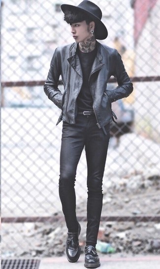 Look alla moda per uomo: Giacca da moto in pelle nera, T-shirt girocollo nera, Jeans aderenti neri, Mocassini con nappine in pelle neri