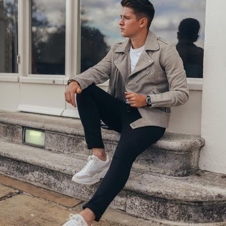 Quale jeans indossare con scarpe sportive bianche e nere: Potresti indossare una giacca da moto beige e jeans per una sensazione di semplicità e spensieratezza. Per distinguerti dagli altri, scegli un paio di scarpe sportive bianche e nere come calzature.