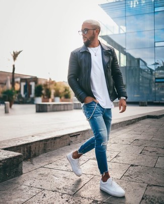 Quale giacca da moto indossare con sneakers basse bianche quando fa caldo in modo rilassato: Una giacca da moto e jeans aderenti strappati blu sono una combinazione perfetta da usare nel weekend. Completa il tuo abbigliamento con un paio di sneakers basse bianche.