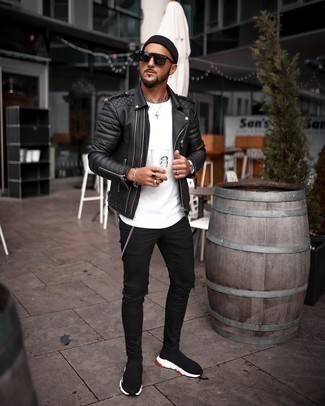Come indossare e abbinare jeans aderenti neri con scarpe sportive nere quando fa freddo: Punta su una giacca da moto in pelle trapuntata nera e jeans aderenti neri per un'atmosfera casual-cool. Scarpe sportive nere sono una splendida scelta per completare il look.