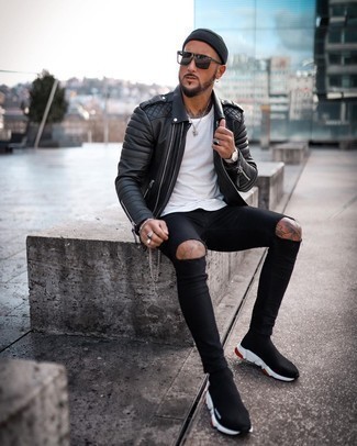 Come indossare e abbinare jeans aderenti neri con scarpe sportive nere: Abbina una giacca da moto in pelle trapuntata nera con jeans aderenti neri per un look perfetto per il weekend. Perfeziona questo look con un paio di scarpe sportive nere.