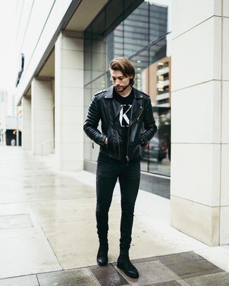 Come indossare e abbinare una giacca da moto per un uomo di 30 anni: Prova a combinare una giacca da moto con jeans aderenti neri per una sensazione di semplicità e spensieratezza. Scegli uno stile classico per le calzature e mettiti un paio di stivali chelsea in pelle scamosciata neri.