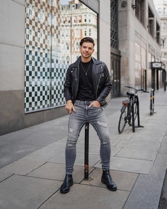 Come indossare e abbinare una giacca da moto con jeans aderenti in modo rilassato: Opta per una giacca da moto e jeans aderenti per un look comfy-casual. Opta per un paio di stivali chelsea in pelle neri per un tocco virile.