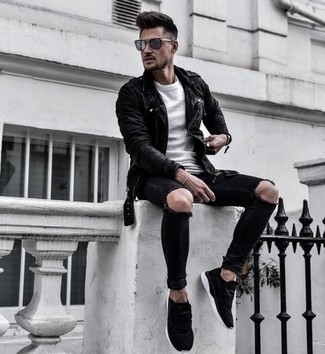 Come indossare e abbinare jeans aderenti neri con scarpe sportive nere: Per un outfit della massima comodità, scegli una giacca da moto in pelle nera e jeans aderenti neri. Per distinguerti dagli altri, calza un paio di scarpe sportive nere.
