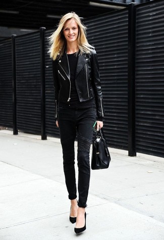 Quale jeans aderenti indossare con décolleté neri: Vestiti con una giacca da moto in pelle nera e jeans aderenti per un look raffinato ma semplice. Questo outfit si abbina perfettamente a un paio di décolleté neri.