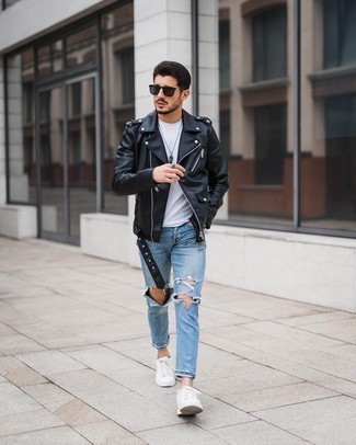 Come indossare e abbinare jeans azzurri in modo rilassato: Potresti indossare una giacca da moto in pelle nera e jeans azzurri per una sensazione di semplicità e spensieratezza. Completa questo look con un paio di sneakers basse di tela bianche.