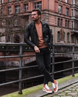 Quale jeans aderenti indossare con sneakers alte arancioni per un uomo di 30 anni: Indossa una giacca da moto in pelle nera e jeans aderenti per un outfit rilassato ma alla moda. Completa questo look con un paio di sneakers alte arancioni.