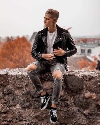 Quale jeans aderenti indossare con una giacca da moto nera in primavera 2025: Indossa una giacca da moto nera con jeans aderenti per una sensazione di semplicità e spensieratezza. Per le calzature, scegli lo stile classico con un paio di sneakers basse di tela nere e bianche. Una splendida idea per essere molto elegante e alla moda anche durante la stagione transitoria.