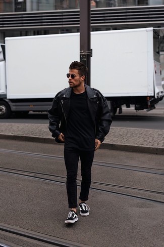 Quale jeans indossare con sneakers basse nere quando fa caldo in modo casual: Potresti abbinare una giacca da moto in pelle nera con jeans per un look perfetto per il weekend. Sneakers basse nere sono una valida scelta per completare il look.