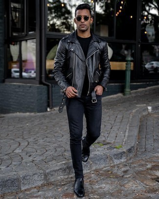 Come indossare e abbinare jeans aderenti quando fa freddo: Coniuga una giacca da moto in pelle nera con jeans aderenti per un look perfetto per il weekend. Stivali chelsea in pelle neri daranno lucentezza a un look discreto.