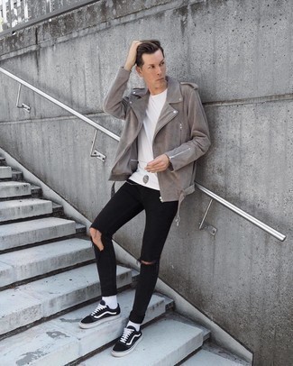 Quale jeans aderenti indossare con una giacca da moto marrone per un uomo di 30 anni in modo rilassato: Opta per una giacca da moto marrone e jeans aderenti per un look perfetto per il weekend. Ti senti creativo? Completa il tuo outfit con un paio di sneakers basse di tela nere e bianche.