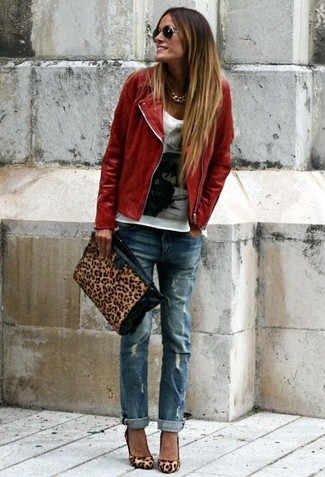 Quale jeans indossare con una giacca da moto rossa in autunno 2024: Per un outfit della massima comodità, abbina una giacca da moto rossa con jeans. Décolleté in pelle scamosciata leopardati marrone chiaro sono una eccellente scelta per completare il look. Il look per l’autunno è servito.
