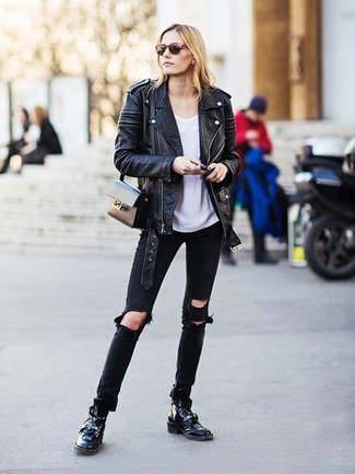 Come indossare e abbinare jeans strappati per una donna di 30 anni: Indossa una giacca da moto in pelle nera con jeans strappati per un look comfy-casual. Stivali piatti stringati in pelle neri sono una eccellente scelta per completare il look.