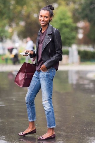Come indossare e abbinare una giacca da moto con jeans per una donna di 30 anni: Mostra il tuo stile in una giacca da moto con jeans per un outfit rilassato ma alla moda. Ballerine in pelle bordeaux sono una eccellente scelta per completare il look.