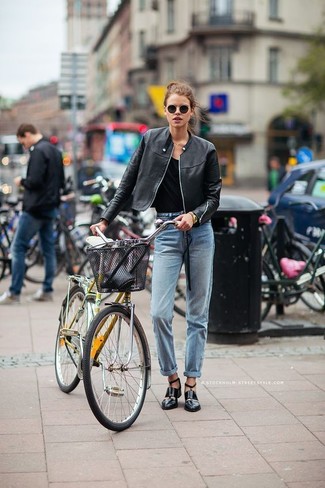 Come indossare e abbinare jeans azzurri in primavera 2025: Abbina una giacca da moto in pelle nera con jeans azzurri per un look raffinato per il tempo libero. Stivaletti in pelle tagliati neri sono una valida scelta per completare il look. Una fantastica idea per essere cool e alla moda anche in primavera.