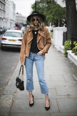 Come indossare e abbinare una giacca da moto con jeans per una donna di 20 anni: Potresti combinare una giacca da moto con jeans per un look raffinato per il tempo libero. Décolleté in pelle scamosciata neri sono una eccellente scelta per completare il look.