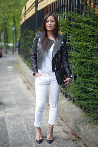 Come indossare e abbinare una giacca nera e bianca: Per un outfit quotidiano pieno di carattere e personalità, combina una giacca nera e bianca con jeans bianchi. Décolleté in pelle neri sono una valida scelta per completare il look.