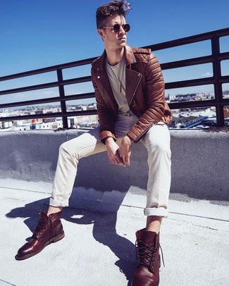 Look alla moda per uomo: Giacca da moto in pelle marrone, T-shirt girocollo beige, Jeans beige, Stivali casual in pelle marroni