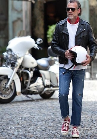 Quale jeans indossare con sneakers basse rosse quando fa freddo in modo rilassato: Metti una giacca da moto in pelle nera e jeans per un look perfetto per il weekend. Sneakers basse rosse sono una buona scelta per completare il look.