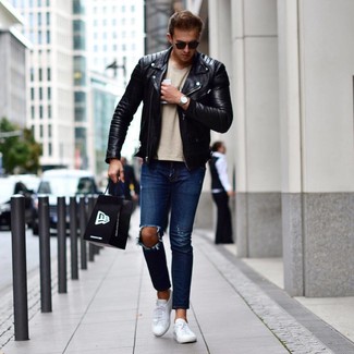 Quale jeans indossare con una t-shirt girocollo marrone chiaro: Per un outfit della massima comodità, combina una t-shirt girocollo marrone chiaro con jeans. Sneakers basse in pelle bianche sono una splendida scelta per completare il look.