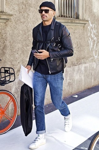 Look alla moda per uomo: Giacca da moto in pelle nera, T-shirt girocollo nera, Jeans blu, Sneakers basse in pelle bianche