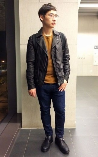 Moda ragazzo adolescente in autunno 2024: Indossa una giacca da moto in pelle nera e jeans blu scuro per un look raffinato per il tempo libero. Scegli un paio di scarpe monk in pelle nere per un tocco virile. Una buona idea per questo autunno!
