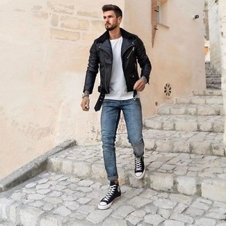 Quale jeans indossare con sneakers alte nere quando fa freddo in modo casual: Opta per una giacca da moto in pelle nera e jeans per un look trendy e alla mano. Aggiungi un tocco fantasioso indossando un paio di sneakers alte nere.