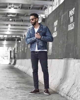 Come indossare e abbinare jeans grigio scuro in primavera 2025: Metti una giacca da moto blu e jeans grigio scuro per un look raffinato per il tempo libero. Per le calzature, scegli lo stile classico con un paio di scarpe double monk in pelle marrone scuro. Una magnifica idea per essere più cool e alla moda anche in primavera.
