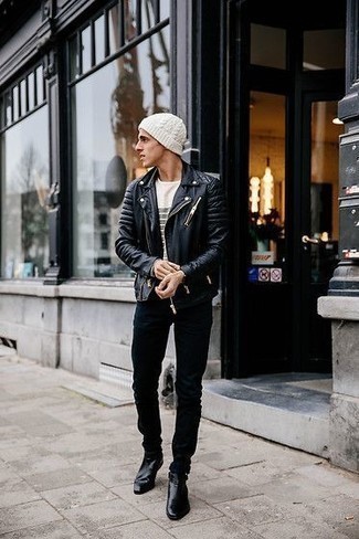 Look alla moda per uomo: Giacca da moto in pelle nera, T-shirt girocollo a righe orizzontali bianca, Jeans neri, Stivali chelsea in pelle neri