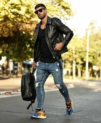 Come indossare e abbinare jeans con una giacca da moto: Abbina una giacca da moto con jeans per un look comfy-casual. Per distinguerti dagli altri, scegli un paio di scarpe sportive multicolori come calzature.