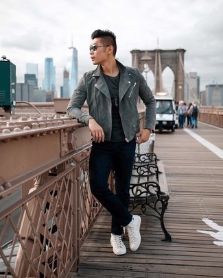 Quale jeans indossare con una giacca da moto grigio scuro: Coniuga una giacca da moto grigio scuro con jeans per un outfit comodo ma studiato con cura. Se non vuoi essere troppo formale, indossa un paio di sneakers alte di tela bianche.