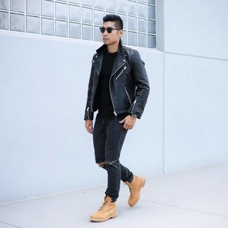 Quale stivali da lavoro indossare con una giacca da moto nera per un uomo di 30 anni quando fa freddo: Combina una giacca da moto nera con jeans strappati neri per un'atmosfera casual-cool. Stivali da lavoro sono una validissima scelta per completare il look.