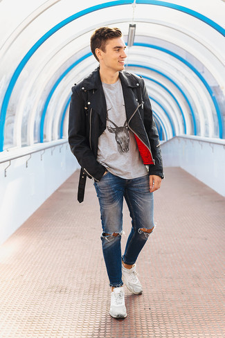 Come indossare e abbinare jeans strappati blu scuro per un uomo di 20 anni: Per un outfit della massima comodità, scegli una giacca da moto in pelle nera e jeans strappati blu scuro. Un paio di scarpe sportive bianche si abbina alla perfezione a una grande varietà di outfit.