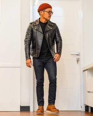 Come indossare e abbinare jeans grigio scuro con una giacca da moto in pelle nera: Prova ad abbinare una giacca da moto in pelle nera con jeans grigio scuro per un look spensierato e alla moda. Prova con un paio di stivali casual in pelle terracotta per un tocco virile.