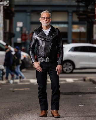 Quale giacca da moto indossare con jeans neri: Prova a combinare una giacca da moto con jeans neri per un fantastico look da sfoggiare nel weekend. Opta per un paio di stivali chelsea in pelle marroni per un tocco virile.