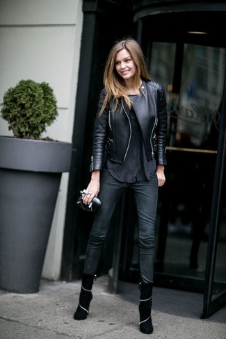 Come indossare e abbinare leggings neri per una donna di 20 anni: Prova a combinare una giacca da moto in pelle nera con leggings neri per un'atmosfera casual-cool. Stivaletti in pelle scamosciata neri sono una buona scelta per completare il look.