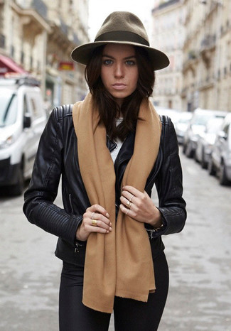 Come indossare e abbinare una sciarpa marrone chiaro per una donna di 30 anni: Punta su una giacca da moto in pelle nera e una sciarpa marrone chiaro per essere casual.